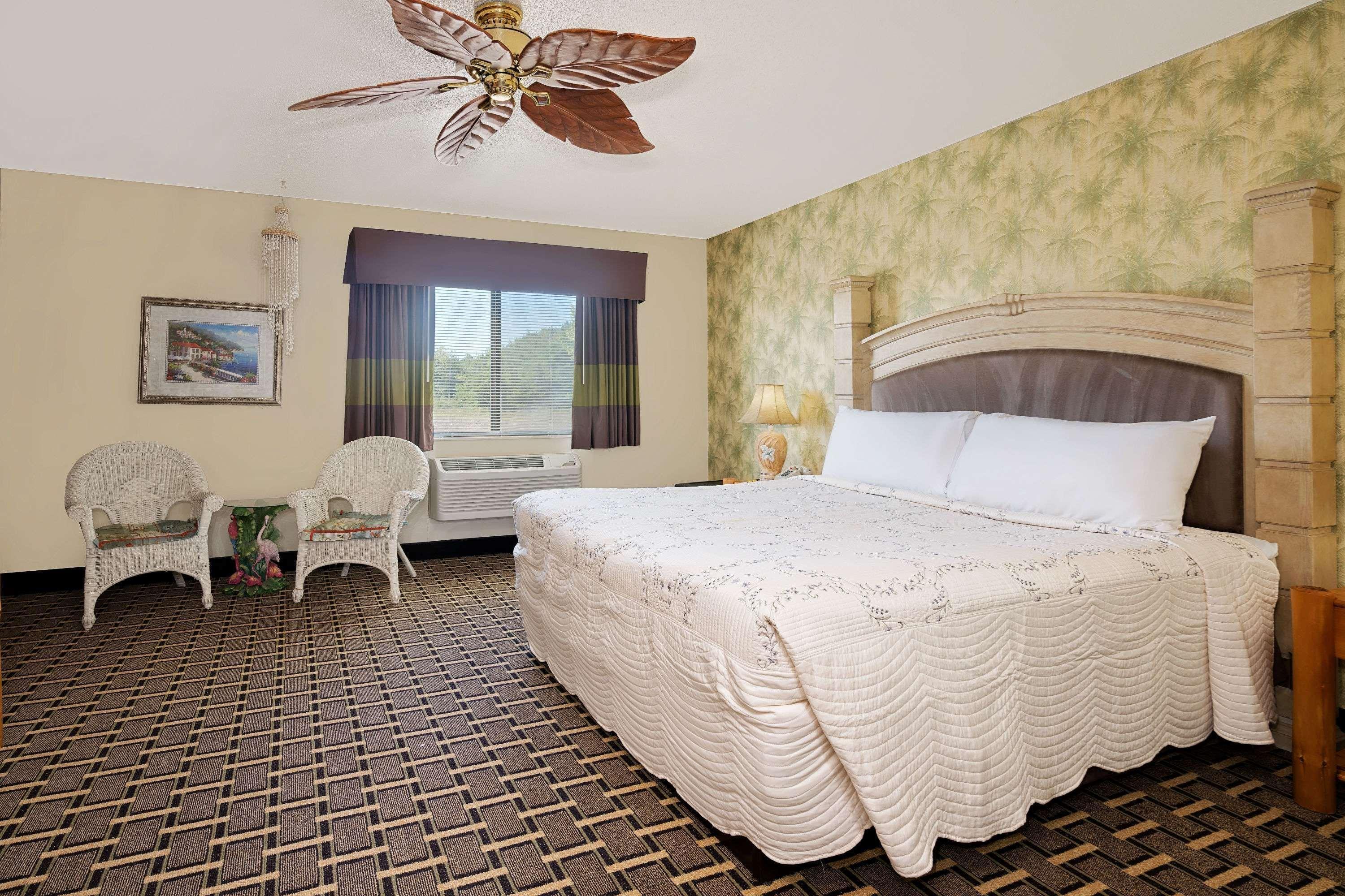 Super 8 By Wyndham Cloquet Hotel Bagian luar foto
