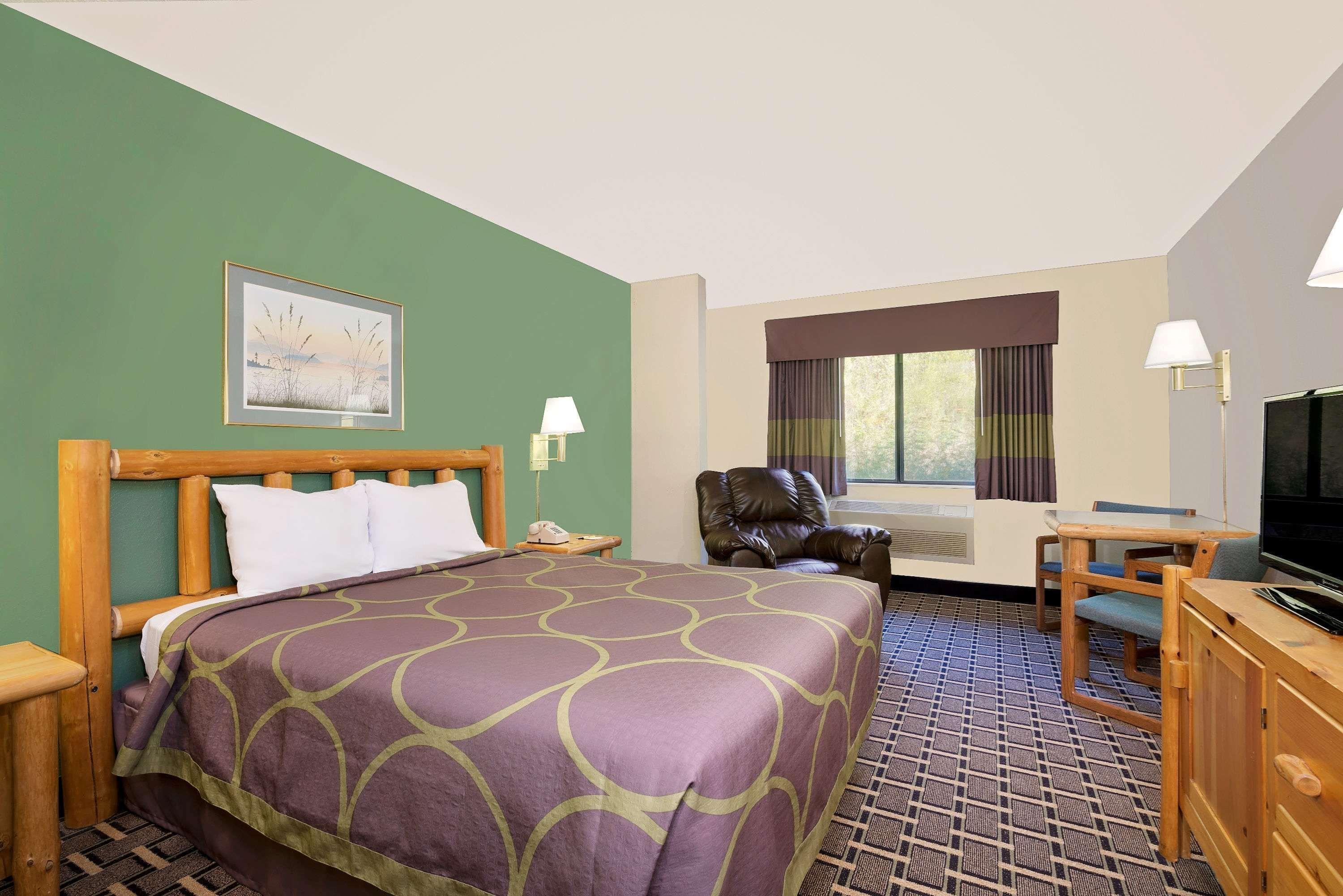 Super 8 By Wyndham Cloquet Hotel Bagian luar foto