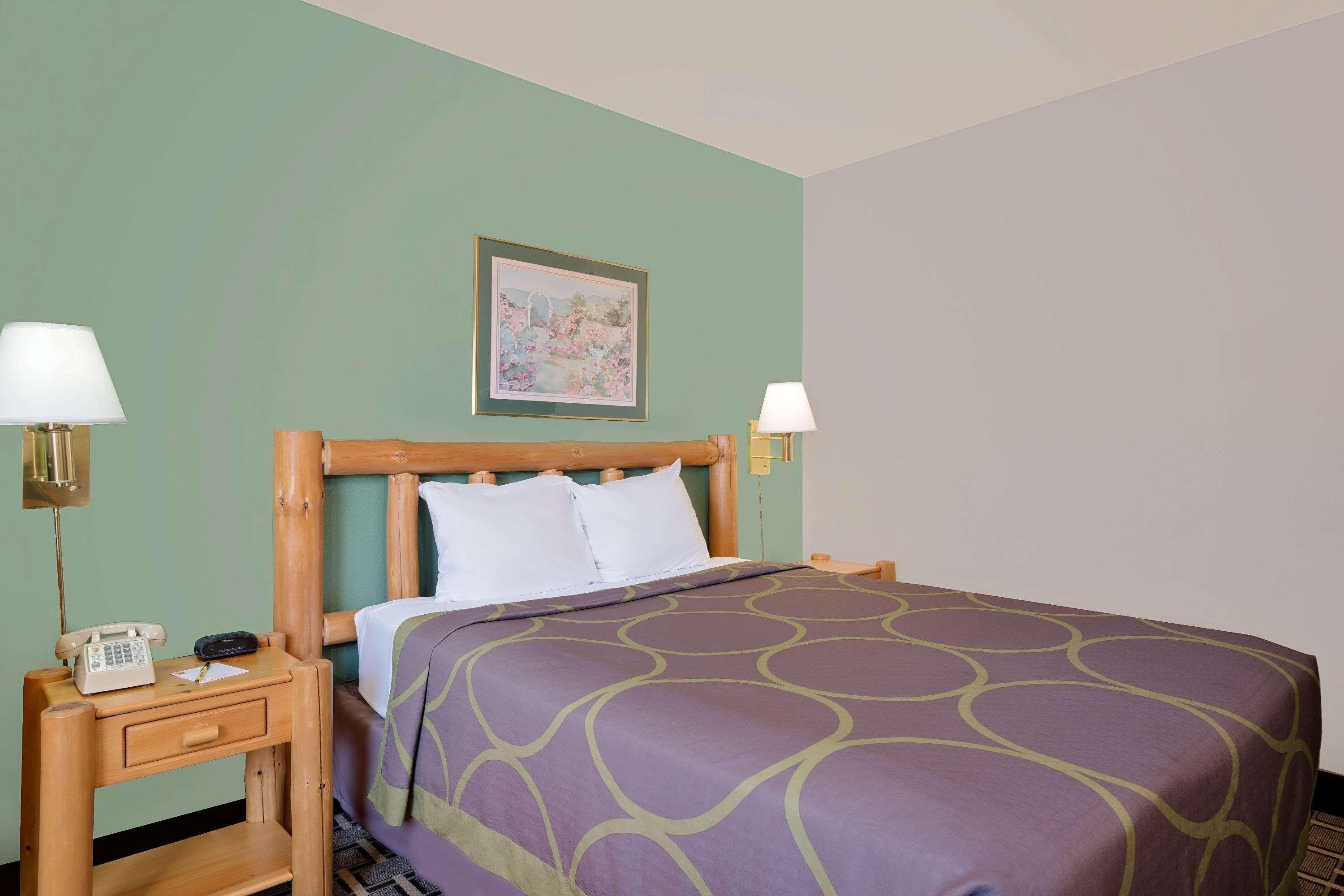 Super 8 By Wyndham Cloquet Hotel Bagian luar foto