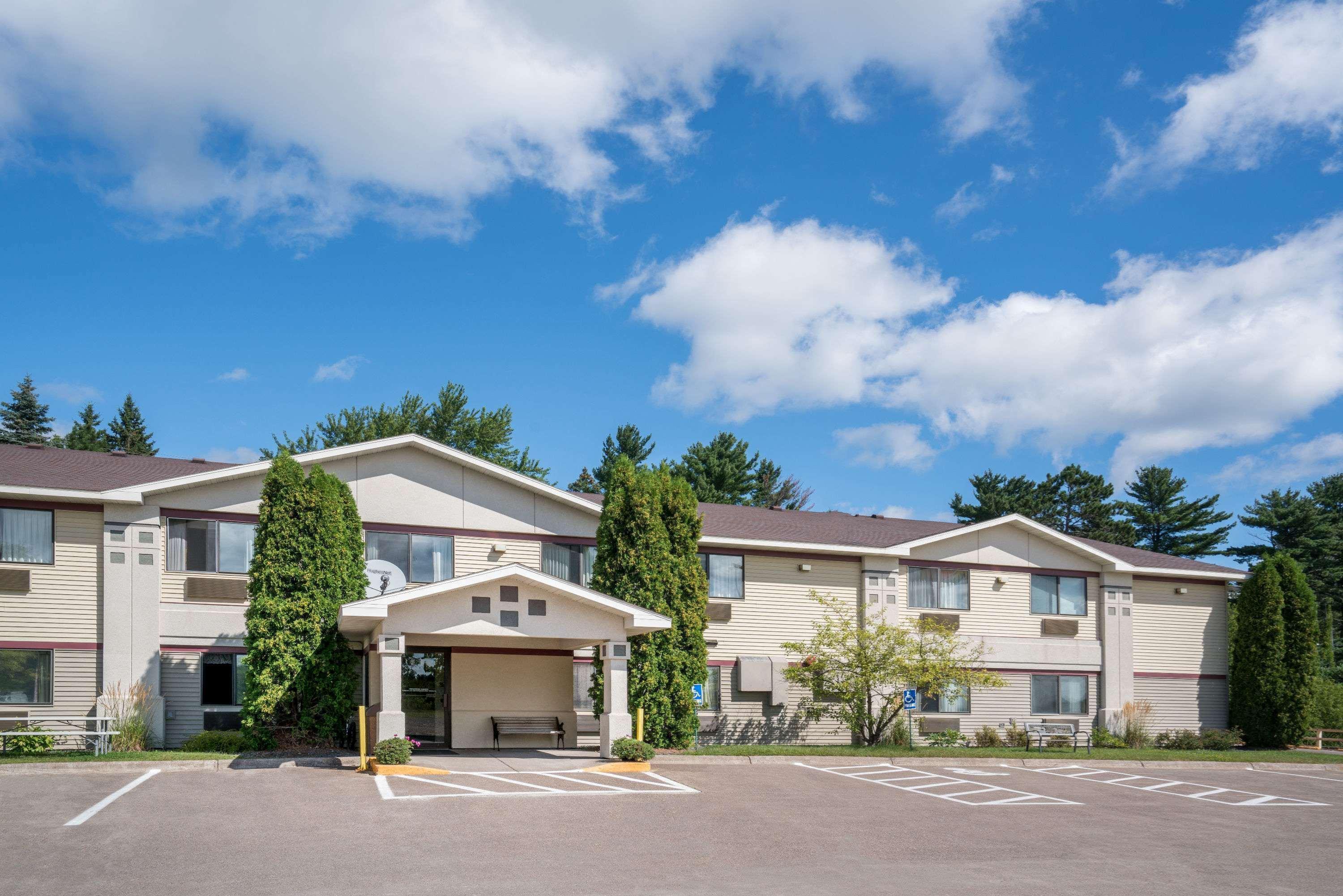 Super 8 By Wyndham Cloquet Hotel Bagian luar foto
