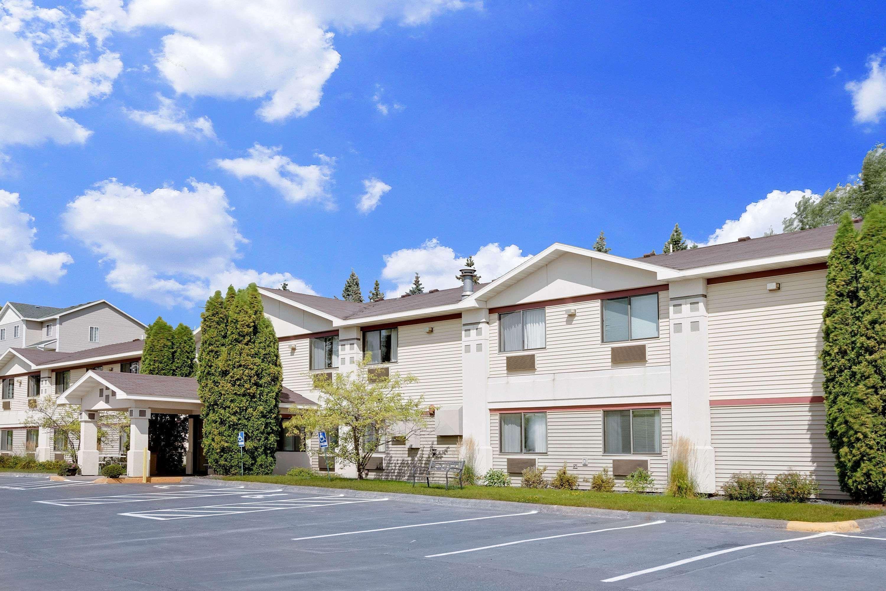 Super 8 By Wyndham Cloquet Hotel Bagian luar foto